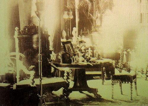 10 Most Famous Ghost Pictures and Their Story - Lord Combermere On His Favorite Chair