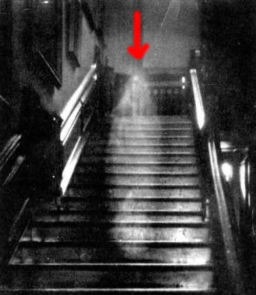 10 Most Famous Ghost Pictures and Their Story - Raynham Hall Lady Ghost