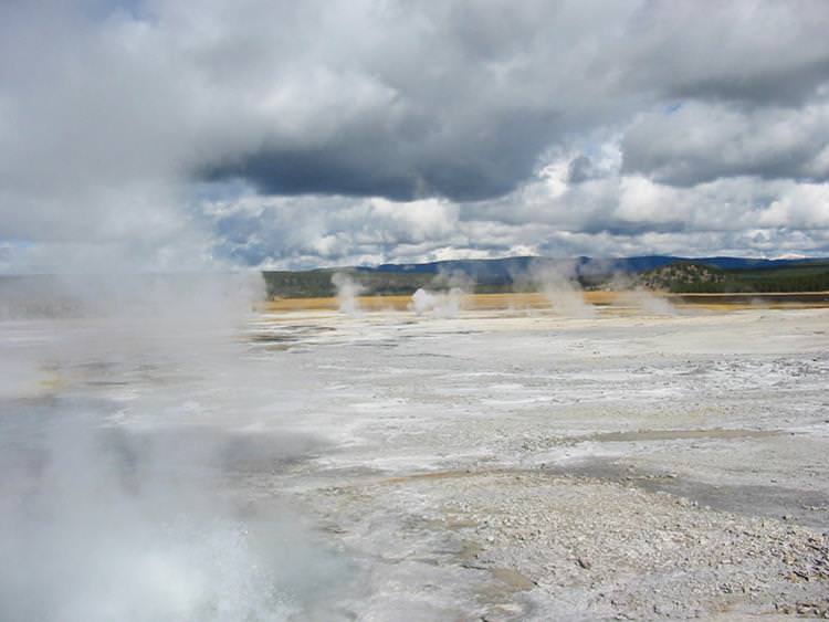 6 Most Deadly Volcanoes in the world - Yellowstone Caldera USA