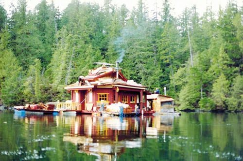 canadian-built-self-sustaining-island-082715-4