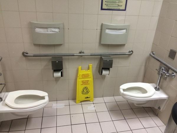 worst-public-bathroom-100415-1-min