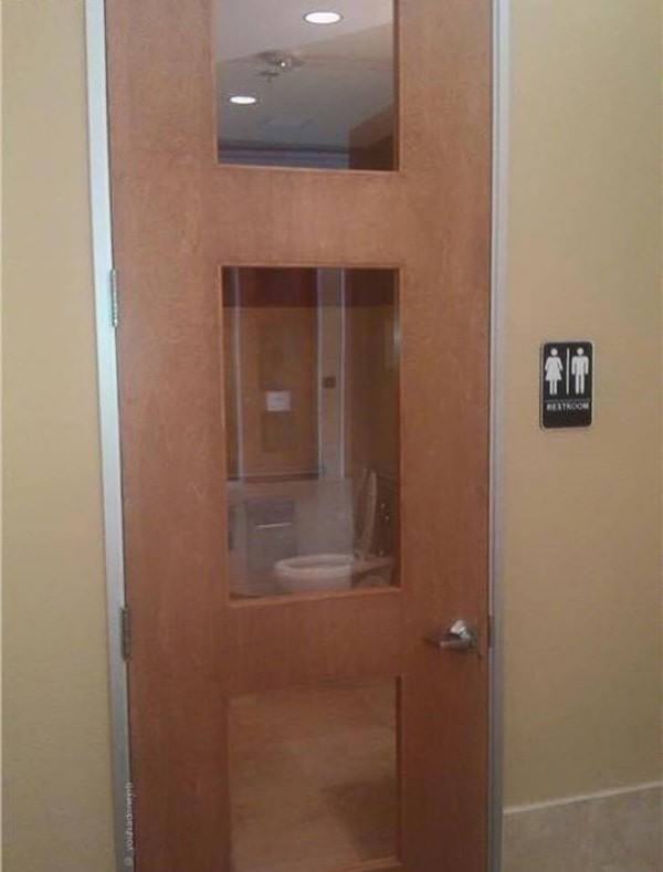 worst-public-bathroom-100415-10-min