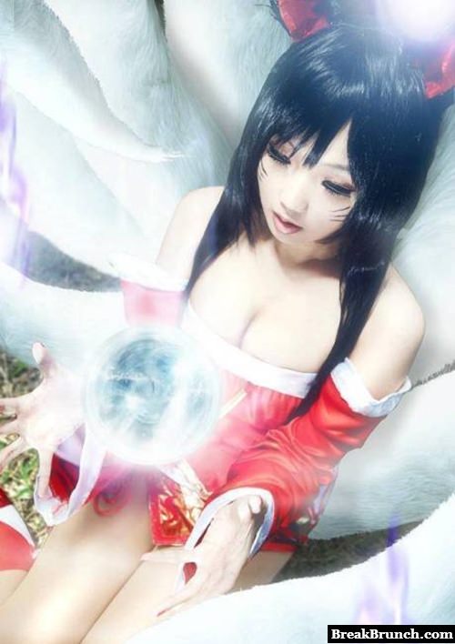Sexy Ahri cosplay from League of Legends