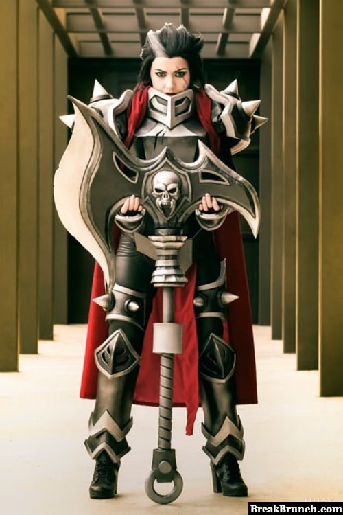 Female Darius cosplay from League of Legends