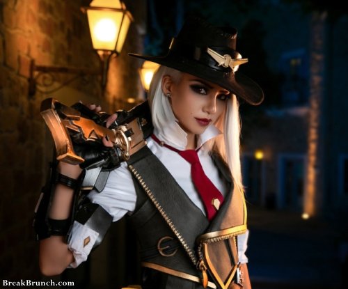 Best Overwatch Ashe cosplay (7 pics)