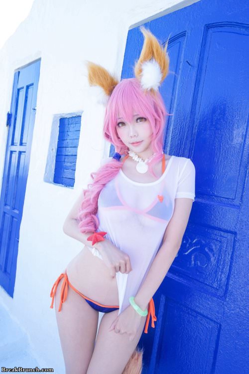 Sexy Tamamo-no-Mae in swimsuit cosplay (13 pics)