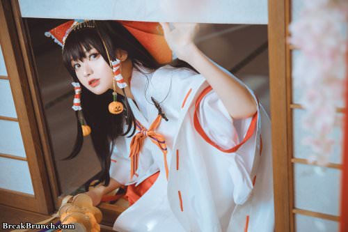 This cosplay brings Hakurei Reimu from Touhou Project back to life (8 pics)