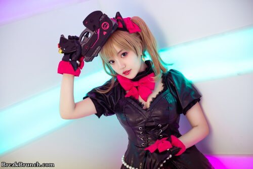 12 cute cosplay picture of Black Cat D.Va from Overwatch