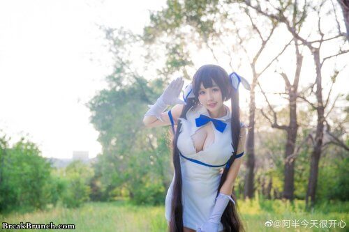 This gorgeous cosplay brings life to Hestia from Is It Wrong to Try to Pick Up Girls in a Dungeon (9 pics)