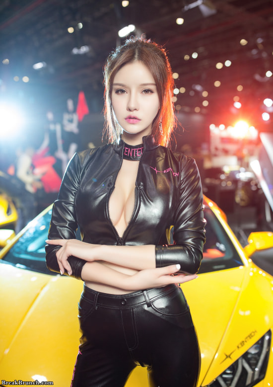 Sexy Asian car model (8 pics) - BreakBrunch