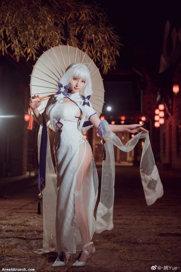 Azur Lane Illustrious cosplay by WanYue (13 photos)