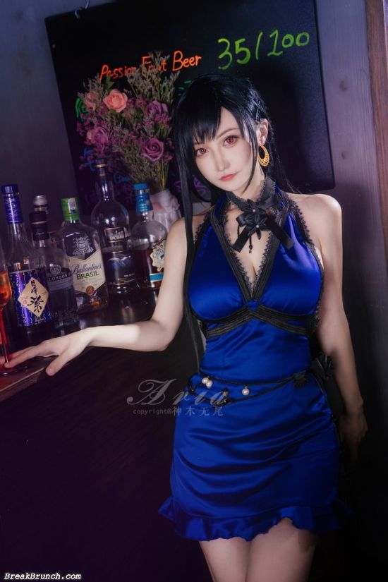 Final Fantasy VII cosplayer give Tifa Lockhart a different spin with this blue dress (12 pics)