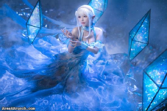 Crystal dress Emilia from Re:Zero cosplay by BanrCosplay (9 pics)