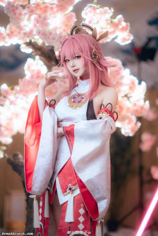13 true to life cosplay pictures of Yae Miko from Genshin Impact