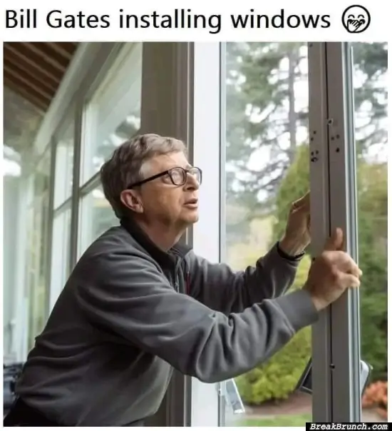 Bill Gates installing a windows